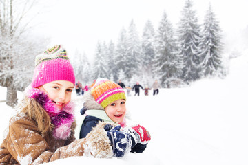 Obraz premium Children having fun in the snow