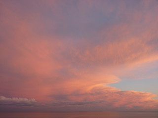 ciel rose sur la mer