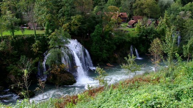 Slunj Wasserfall vid 01