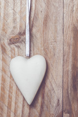 Coeur blanc sur bois