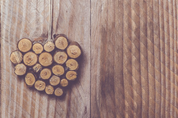 Coeur en rondins de bois