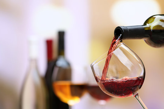 Fototapeta Czerwone wino leje do kieliszka wina, szczelnie-do góry