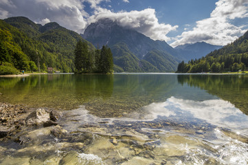 Alpejskie jezioro Lago di Predil - obrazy, fototapety, plakaty