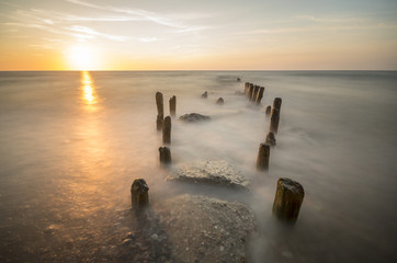  zachód słońca nad morską plażą © Mike Mareen