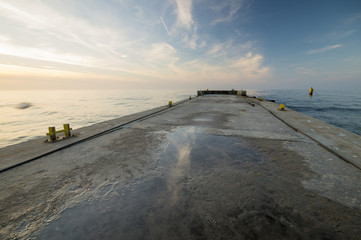 betonowe molo nad morzem © Mike Mareen