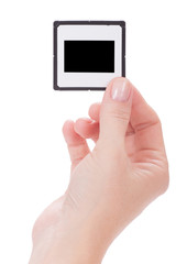 weibliche Hand hält Bilderrahmen über weißem Hintergrund