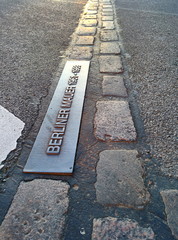 Fototapeta premium Berliner Mauer Pflastersteine