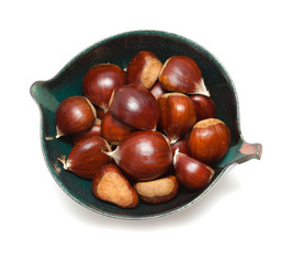 Obraz premium sweet chestnuts isolated on white