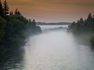 Fototapeta na wymiar Nebel über dem Fluss Isar in Bayern