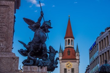 Mariensäule mit Fabeldrache und altem Münchner Rathaus