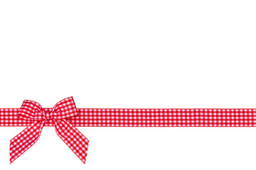 rotkariertes Geschenkband mit Schleife, freigestellt