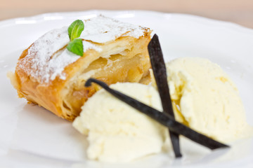 Apfelstrudel mit Vanilleeis