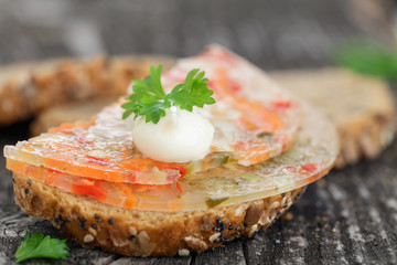 Brot mit Gemüsesülze