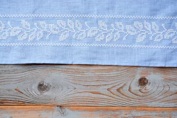 Tapeten licht blauw tafellaken met borduursel op houten tafel © trinetuzun