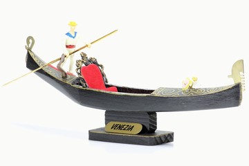 Souvenirgondel aus Venedig isoliert auf weißem Hintergrund