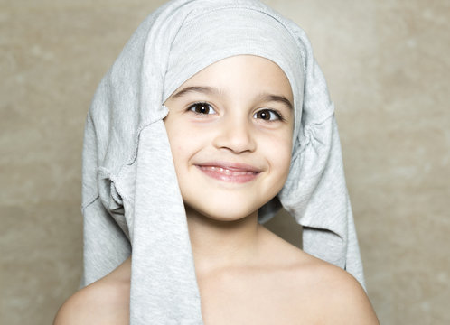 Ni&ntilde;a con la camiseta en la cabeza