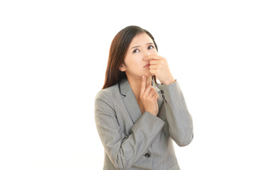 鼻をおさえる女性