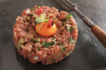 steak tartare with quail egg