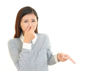 鼻をおさえる女性