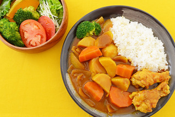 美味しそうなカレーライスとサラダ