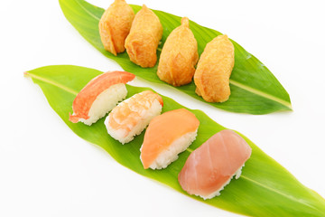 美味しそうな握り寿司と稲荷寿司