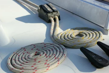 Cercles muraux Sports nautique Cordes enroulées sur le pont d& 39 un yacht