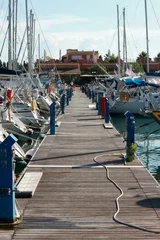 Papier Peint photo autocollant Sports nautique yachts et bateaux sur un ponton de marina