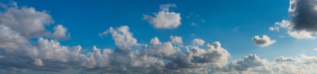Blauwe lucht met wolken. Panorama.