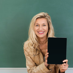 lehrerin zeigt leeren tablet-pc