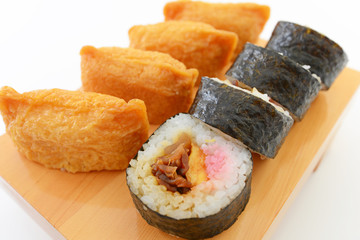 おいしそうな太巻きと稲荷