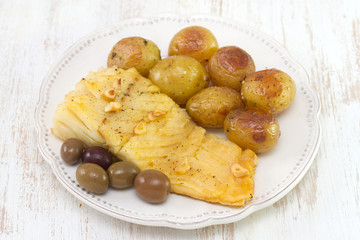 fish with potato and olives