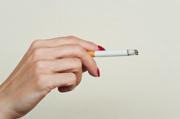 main de femme tenant une cigarette