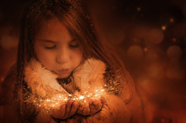 Kind pustet Schnee und Sterne
