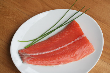 trancio di salmone fresco su piatto