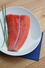 trancio di salmone fresco su piatto