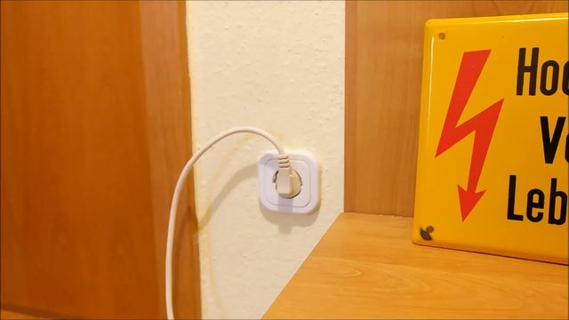 Hochspannung Achtung DDR Schild