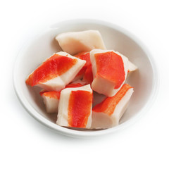 ciotola di surimi di granchio_ sfondo bianco