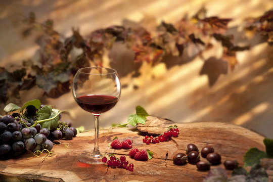Immagini Stock - Bicchieri Di Vino Rosso Pregiato Con Uva E Formaggio.  Image 143798971
