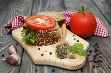 Rye bread with tomato