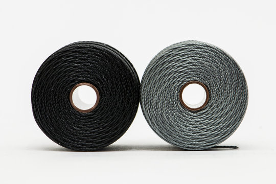 Rocchetto di filo grigio e nero
