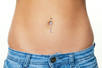 Frau mit Nabelpiercing