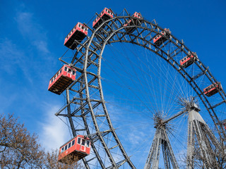 Laborgl&auml;ser bei Versuch in Chemie Labor