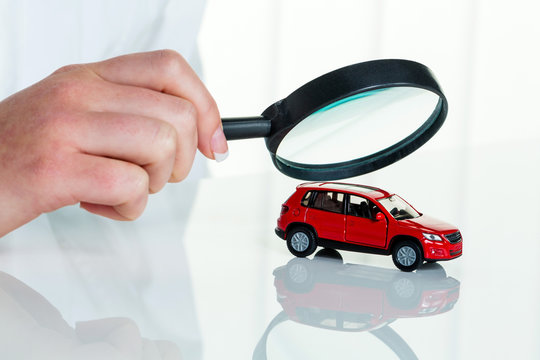 Auto wird von Arzt untersucht