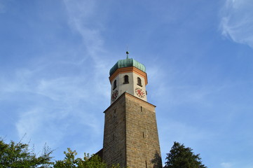 Fototapeta na wymiar Kirche und Himmelblau