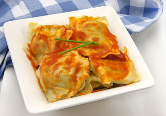Raviolis con salsa de tomate