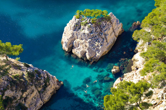Baignade dans la calanque de Sugiton, Marseille