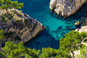 Baignade dans la calanque de Sugiton, Marseille