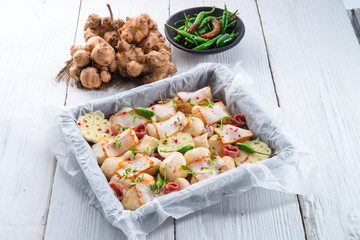 Jerusalem artichoke au gratin with ham and chili