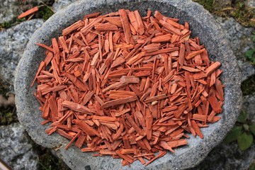 Rotes Sandelholz Chips in Steinschale grau rund