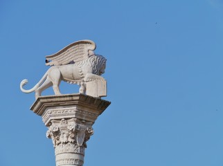 Fototapeta na wymiar A statue on a column of the lion of saint mark in Vicenza